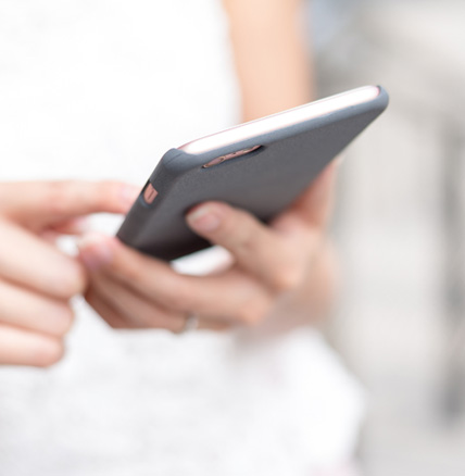 Persona utilizando teléfono móvil