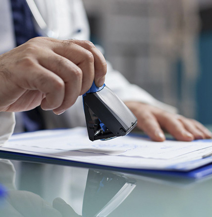 Hombre utilizando sello personalizado